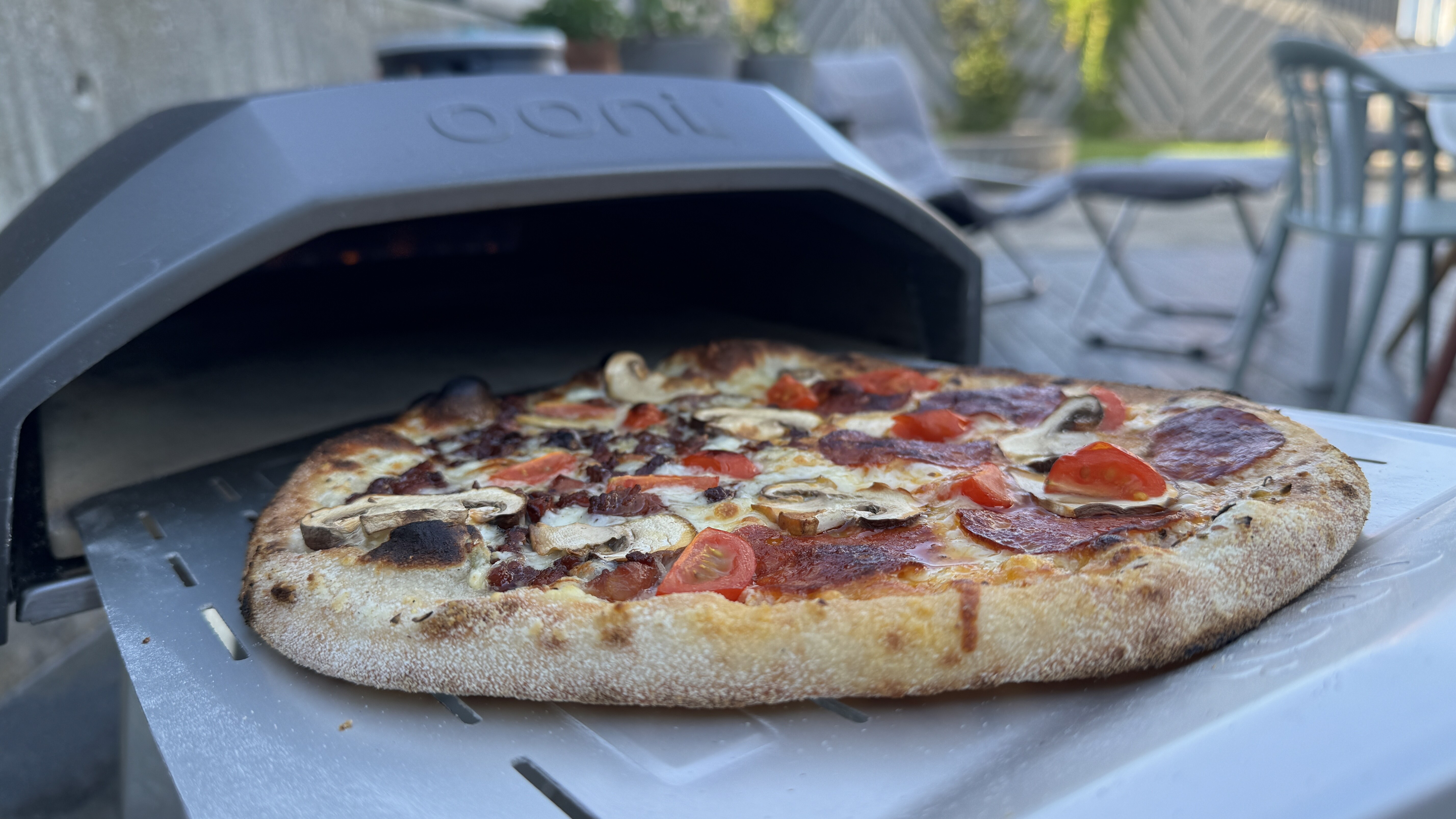 Half-n-half pizza: bacon og aromasopp på ene siden, chorizo og tomater på andre siden