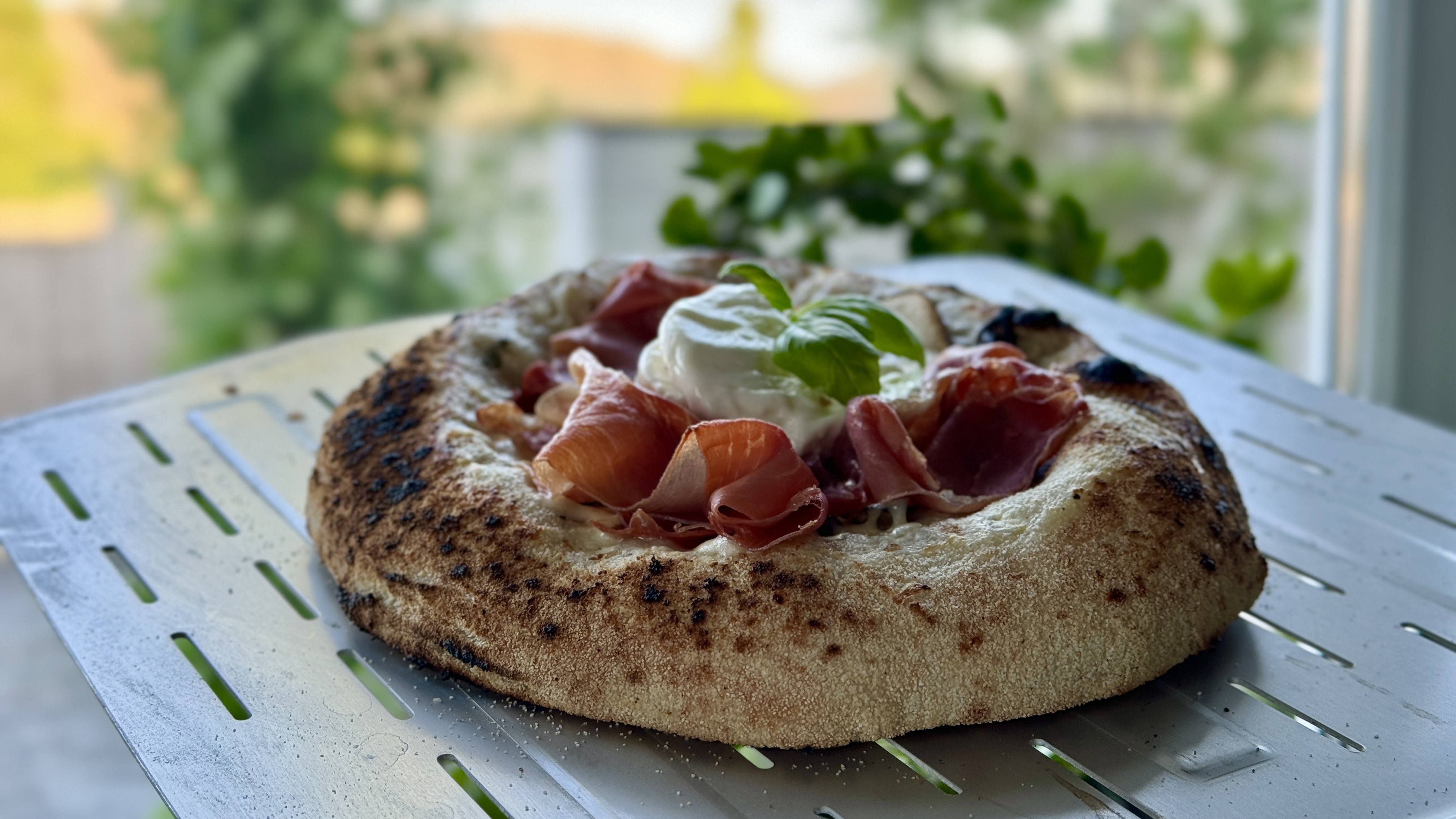 Ferdig pizza parma med fersk mozarella og basilikum