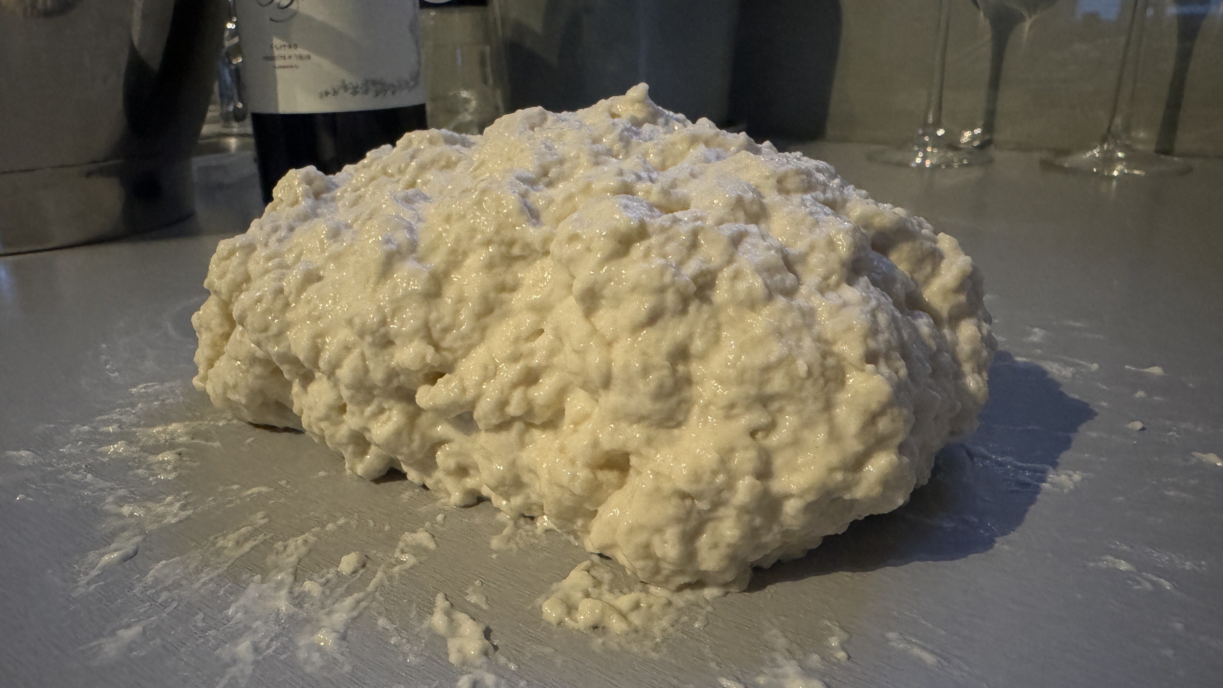 Pizzadeig før hvile, bløt, klissete og klumpete