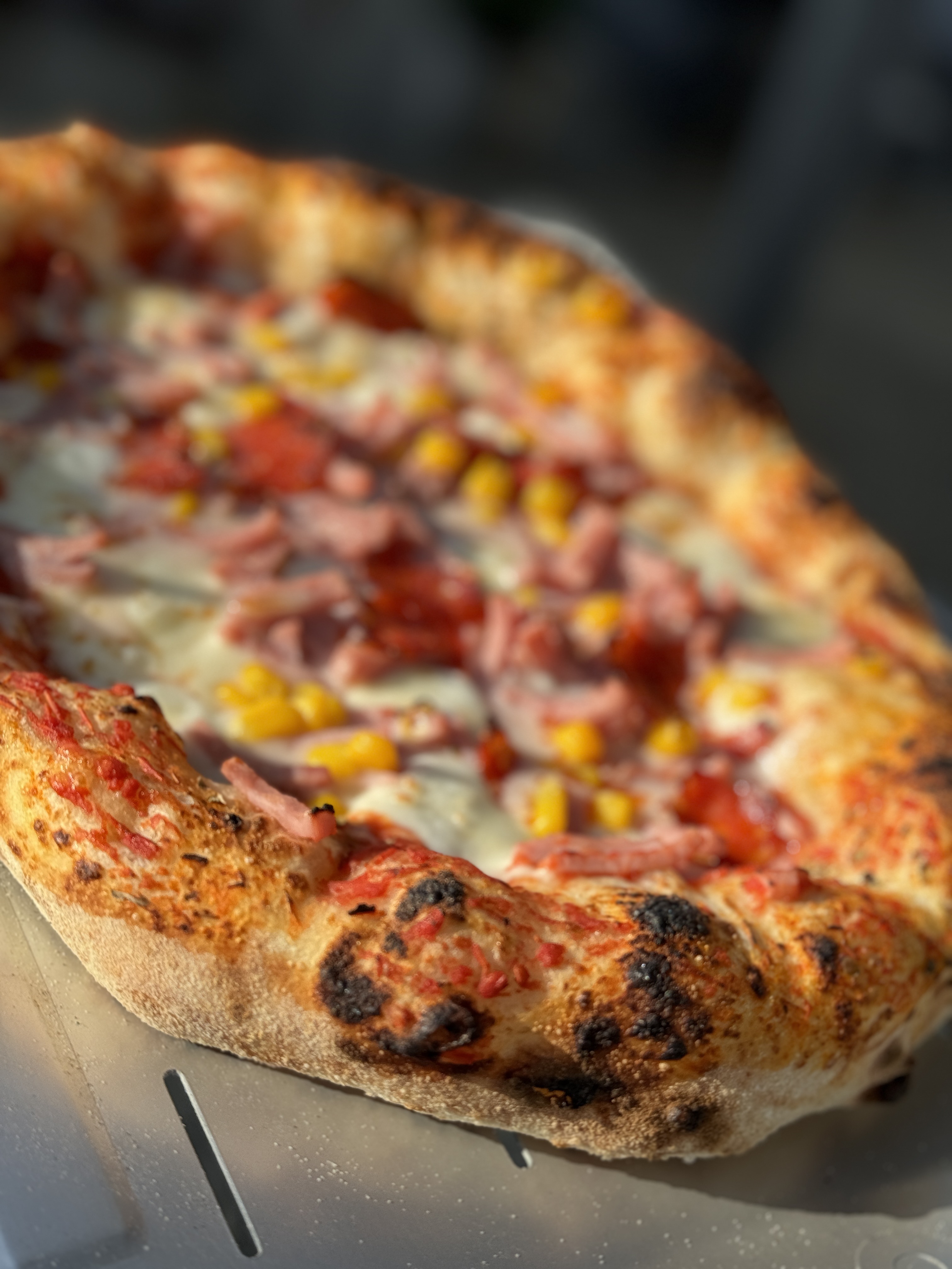 Pizza med skinke og mais